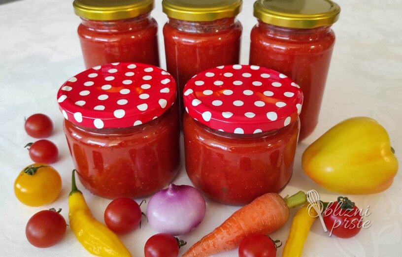 Klasična zelenjavno paradižnikova omaka za ozimnico