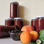 Marelična marmelada z breskvami, borovnicami in jagodami