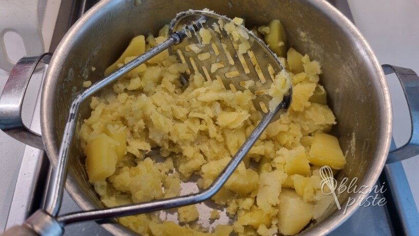 Hrustljav in puhast pire krompir s čebulo