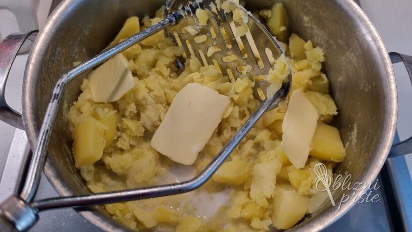 Hrustljav in puhast pire krompir s čebulo