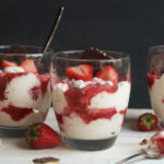 Eton mess s čokoladnimi piškoti