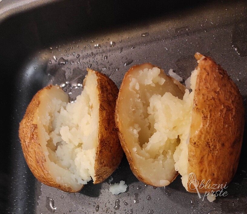 Pečen krompir v olupku s prelivom