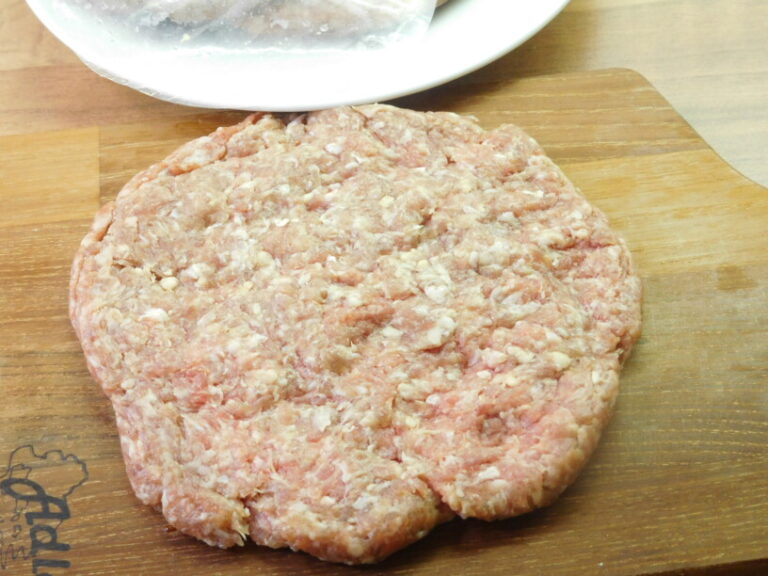 Pleskavice pečene v ponvi OblizniPrste.si