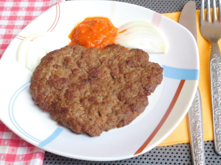 Pleskavice pečene v ponvi OblizniPrste.si