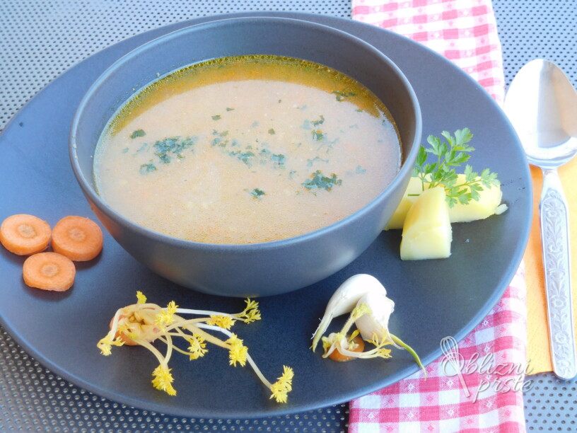Česnova juha s krompirjem in korenčkom