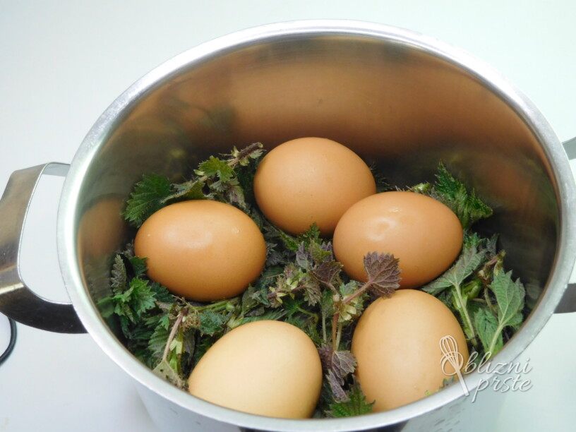 Jajca barvana s svežimi koprivami
