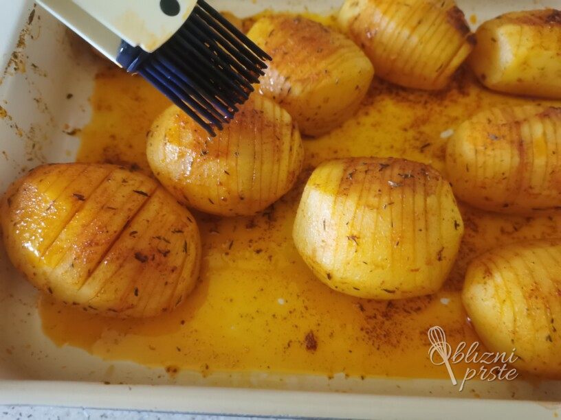 zarezan pečen krompir