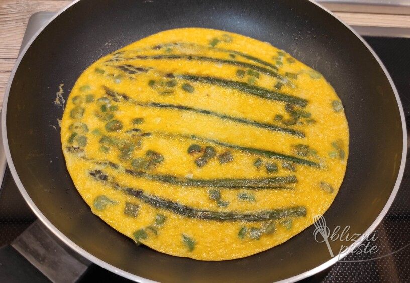 Špargljeva omleta z račjimi jajci