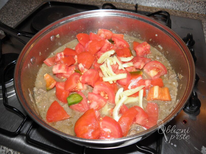 goveji zrezki v zelenjavni omaki s krompirjem 4