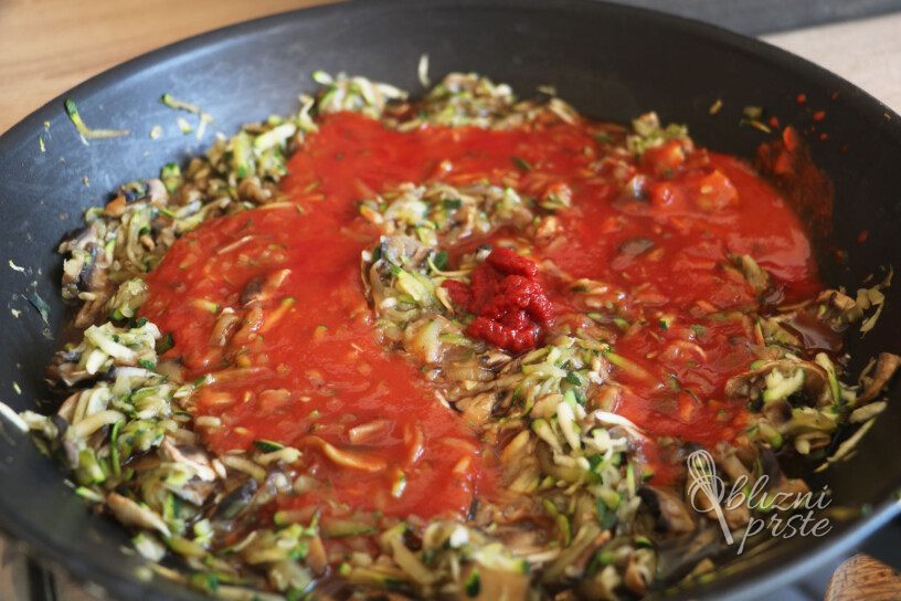 Špageti s paradižnikovo omako z gobami in bučkami