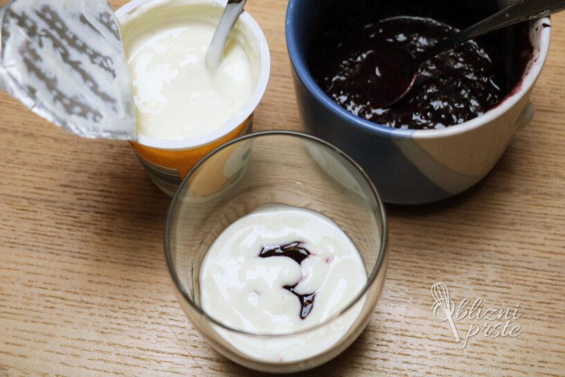 borovničev zmešanček z vanilijevim jogurtom