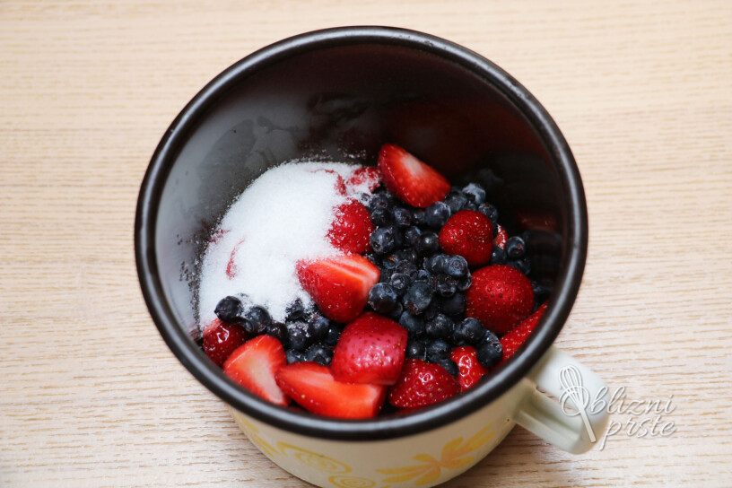 jogurtova strjenka s sadjem in čokolado