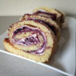 Rolada z marmelado in kislo smetano
