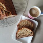 Enostaven sočen bananin kruh s kokosom in koščki čokolade