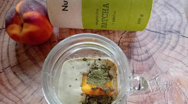 breskvin lassi z matcho: