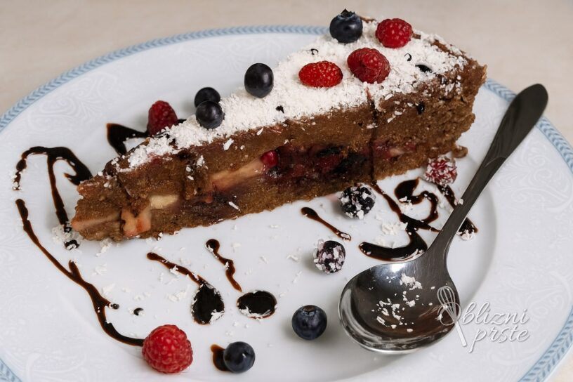 presna čokoladna torta z datlji brez sladkorja