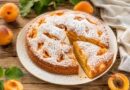 Okrogel marelični biskvit s sladkorjem v prahu in odrezanim kosom