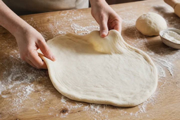 Raztegovanje testa za pico na pomokani površini